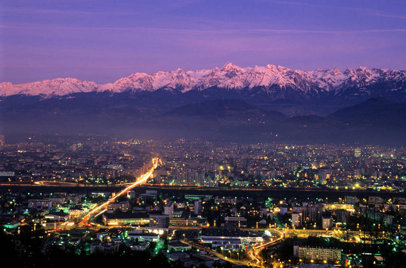 无人,家,横图,俯视,航拍,室外,夜晚,长时间曝光,旅游,度假,美景,山,雪,雪山,植物,大雪,城市风光,城市,道路,建筑,路,夜景,公路,照明,法国,欧洲,阴影,曲折,弯曲,光线,影子,房屋,屋子,冰,积雪,景观,山峰,雪景,冬季,冬天,公寓,建筑群,灯光,交通,山峦,娱乐,建设,洋房,楼房,住宅,灯,树,树木,绿色,自然,灯具,享受,休闲,景色,放松,寒冷,蜿蜒,生长,成长,照亮,冰冷,照明设备,西欧,鸟瞰,法兰西,曝光,前照灯,前大灯,法兰西共和国,车前灯,首府,法兰西第五共和国,严寒,冰凉,酷寒,凛冽,凛凛,极冷,格勒诺布尔,伊泽尔省,马路,彩图,高角度拍摄,房子,罗讷.阿尔卑斯,罗讷.阿尔卑斯大区