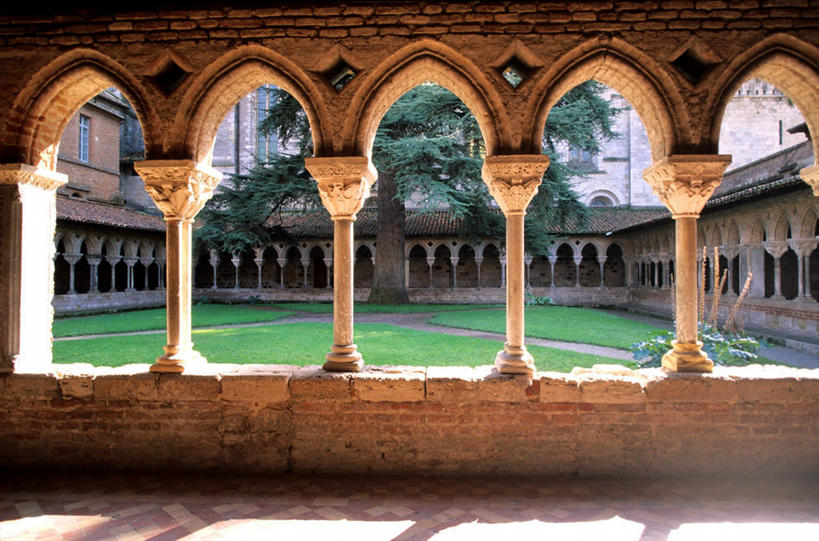 无人,横图,室外,白天,正面,旅游,度假,建材,草地,草坪,名胜古迹,植物,标志建筑,地标,建筑,法国,欧洲,阴影,节日,遗迹,反射,材料,瓷砖,地砖,影子,柱子,砖,砖块,墙,走道,走廊,过道,地面,古迹,文化,文物,娱乐,建设,古建筑,墙壁,墙面,草,树,树木,绿色,自然,祈祷,享受,休闲,健康,砖头,旅游胜地,放松,许愿,宗教,建造,回廊,信仰,生长,成长,纪念,祈求,基督教,西欧,天主教,法兰西,修道院,信念,古文明,法兰西共和国,法兰西第五共和国,南部.比利牛斯,南部.比利牛斯大区,塔恩.加龙省,神学院,修院,隐修院,平安,石料,彩图,砌墙砖,卡斯特尔萨拉桑区,穆瓦萨克