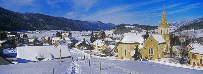 无人,家,教堂,栏杆,横图,室外,白天,正面,旅游,度假,名胜古迹,山,雪,雪山,大雪,标志建筑,地标,建筑,法国,欧洲,阴影,节日,遗迹,时间,光线,时钟,瓦片,影子,房屋,墙,屋顶,屋檐,屋子,冰,积雪,山峰,雪景,云,云朵,冬季,冬天,围栏,钟楼,山峦,痕迹,计时,云彩,顶棚,古迹,文化,文物,娱乐,建设,古建筑,护栏,楼房,檐,墙壁,墙面,住宅,黄色,蓝色,白云,蓝天,天空,阳光,钟表,天,祈祷,享受,休闲,健康,表,旅游胜地,放松,寒冷,许愿,宗教,信仰,晴朗,纪念,祈求,冰冷,西欧,法兰西,信念,古文明,法兰西共和国,首府,法兰西第五共和国,严寒,塔钟,冰凉,酷寒,凛冽,凛凛,极冷,陈迹,格勒诺布尔,伊泽尔省,平安,钟,晴空,彩图,房子,大教堂,礼拜堂,胎印,罗讷.阿尔卑斯,罗讷.阿尔卑斯大区,轮胎印,梅奥德尔