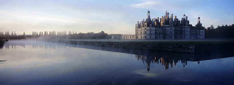 无人,横图,全景,室外,白天,正面,旅游,度假,草地,草坪,河流,名胜古迹,水,天际线,植物,雾,标志建筑,地标,建筑,法国,欧洲,阴影,朦胧,模糊,遗迹,光线,影子,堡垒,城堡,墙,屋顶,河水,水流,云,云朵,云彩,顶棚,古迹,文物,娱乐,建设,古建筑,墙壁,墙面,草,树,树木,蓝色,绿色,灰色,白云,倒影,蓝天,天空,阳光,自然,天,享受,休闲,旅游胜地,放松,生长,晴朗,成长,迷雾,倒映,西欧,要塞,法兰西,古文明,法兰西共和国,卢瓦尔河地区,法兰西第五共和国,反照,卢瓦尔,卢瓦尔大区,卢瓦尔河大区,设防,香波城堡,大雾,晴空,彩图