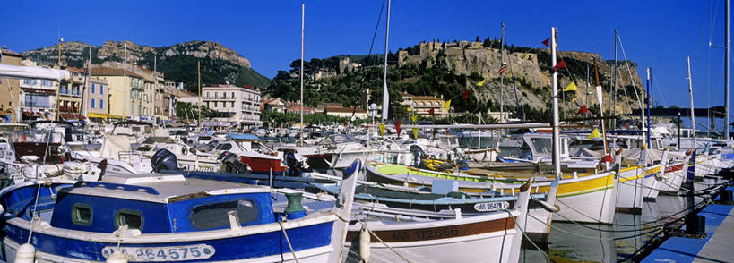 无人,家,码头,横图,室外,白天,正面,度假,草地,草坪,海浪,海洋,美景,山,山脉,植物,城市风光,城市,港口,船,法国,欧洲,一排,许多,阴影,整齐,并列,并排,光线,瓦片,影子,房屋,墙,屋檐,屋子,景观,浪花,山峰,游艇,山峦,很多,娱乐,楼房,檐,墙壁,墙面,住宅,草,树,树木,排列,蓝色,绿色,灰色,蓝天,天空,阳光,自然,海水,交通工具,群山,天,享受,休闲,景色,放松,生长,晴朗,成长,西欧,队列,法兰西,载具,平行,海景,卡西斯,游艇码头,万里无云,法兰西共和国,法兰西第五共和国,罗纳河口,普罗旺斯.阿尔卑斯.蓝色海岸,普罗旺斯.阿尔卑斯.蓝色海岸大区,罗讷河口省,大海,风浪,海,海水的波动,近岸浪,涌浪,晴空,晴空万里,彩图,房子,摆渡口,埠头,渡口,渡头,港湾,海港,口岸