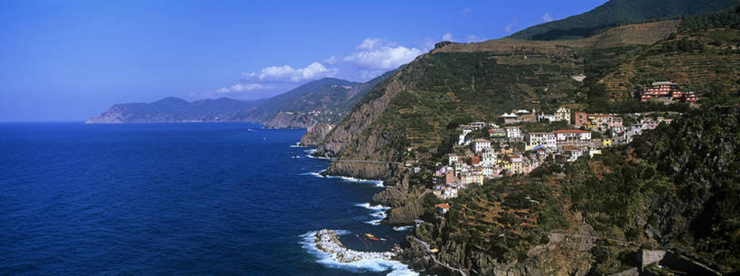 无人,家,横图,全景,俯视,室外,白天,旅游,度假,草地,草坪,海浪,海洋,礁石,石头,美景,山,山脉,天际线,植物,意大利,欧洲,阴影,光线,石子,影子,房屋,屋子,景观,浪花,山峰,悬崖,云,云朵,山峦,云彩,娱乐,楼房,住宅,草,树,树木,蓝色,绿色,白云,蓝天,天空,阳光,自然,海水,群山,天,享受,休闲,景色,放松,生长,晴朗,成长,南欧,自然风光,海景,意大利共和国,拉斯佩齐亚,利古里亚,绝壁,利古里亚大区,大海,风浪,海,海水的波动,礁,近岸浪,石块,岩石,涌浪,晴空,彩图,高角度拍摄,房子,里奥马焦雷