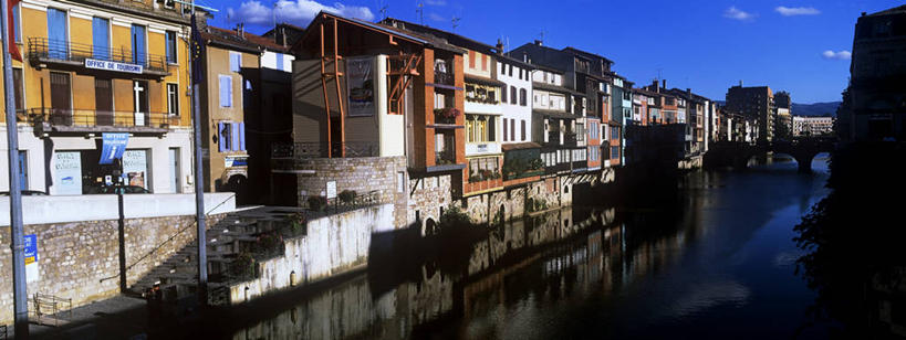 无人,家,横图,室外,白天,正面,度假,河流,美景,水,楼梯,城市风光,城市,道路,路,法国,欧洲,阴影,光线,影子,房屋,阶梯,屋子,河水,景观,水流,云,云朵,小路,交通,云彩,娱乐,楼房,台阶,住宅,蓝色,白云,倒影,蓝天,天空,阳光,天,享受,休闲,景色,放松,晴朗,倒映,西欧,法兰西,法兰西共和国,法兰西第五共和国,反照,支流,塔恩河,晴空,彩图,房子,阿古河