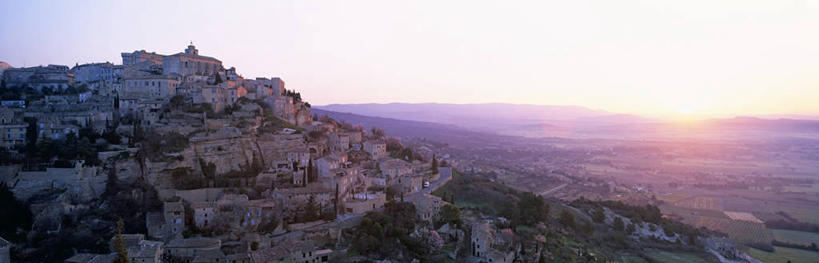 无人,家,横图,全景,室外,白天,正面,旅游,度假,草地,草坪,美景,日落,山,山脉,太阳,天际线,植物,法国,欧洲,房屋,墙,屋顶,屋子,景观,山峰,晚霞,霞光,落日,山峦,顶棚,娱乐,楼房,墙壁,墙面,住宅,草,树,树木,绿色,自然,黄昏,群山,享受,休闲,景色,彩霞,放松,生长,成长,西欧,沃克吕兹省,法兰西,自然风光,法兰西共和国,法兰西第五共和国,夕照,薄暮,普罗旺斯.阿尔卑斯.蓝色海岸,普罗旺斯.阿尔卑斯.蓝色海岸大区,夕阳,彩图,傍晚,房子,阿普特区,戈尔代,斜阳