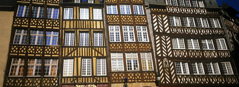 无人,家,横图,室外,白天,仰视,度假,美景,窗户,城市风光,城市,法国,欧洲,一排,许多,阴影,整齐,并列,并排,光线,方格,格子,影子,房屋,屋子,景观,褐色,很多,娱乐,楼房,玻璃窗,住宅,排列,阳光,享受,休闲,景色,放松,布列塔尼,西欧,队列,法兰西,平行,法兰西共和国,首府,法兰西第五共和国,布列塔尼地区,雷恩,伊勒.维莱讷省,彩图,低角度拍摄,房子