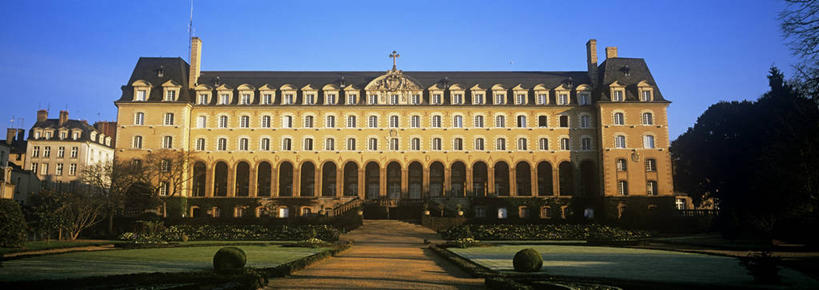 无人,宫殿,横图,全景,室外,白天,仰视,旅游,度假,草地,草坪,名胜古迹,天际线,植物,窗户,门,标志建筑,道路,地标,建筑,路,法国,欧洲,一排,许多,阴影,遗迹,整齐,并列,并排,光线,影子,柱子,墙,屋顶,小路,褐色,交通,很多,顶棚,古迹,文物,娱乐,建设,古建筑,玻璃窗,墙壁,墙面,草,树,树木,排列,蓝色,绿色,蓝天,天空,阳光,自然,门框,天,享受,休闲,旅游胜地,放松,生长,晴朗,成长,宫廷,布列塔尼,西欧,队列,法兰西,平行,古文明,万里无云,法兰西共和国,首府,法兰西第五共和国,王宫,布列塔尼地区,雷恩,伊勒.维莱讷省,晴空,晴空万里,彩图,低角度拍摄,皇宫