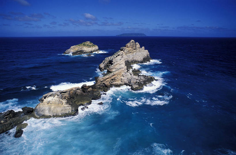 无人,横图,俯视,室外,白天,旅游,度假,海浪,海洋,礁石,石头,美景,沙滩,阴影,光线,沙子,石子,影子,海岸,景观,浪花,水平线,云,云朵,辽阔,海平线,沙地,云彩,娱乐,蓝色,白云,蓝天,天空,阳光,自然,海水,天,享受,休闲,广阔,景色,南美,放松,晴朗,一望无际,南美洲,西印度群岛,拉丁美洲,自然风光,美洲,海景,亚美利加洲,南亚美利加洲,加勒比群岛,小安的列斯群岛,无边无际,一马平川,安的列斯群岛,瓜德罗普,瓜德罗普岛,大海,风浪,海,海水的波动,海滩,礁,近岸浪,石块,岩石,涌浪,晴空,彩图,高角度拍摄,格朗德特尔岛,瓜地洛普,水天相接,水天一线