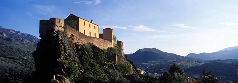 无人,横图,全景,室外,白天,仰视,旅游,度假,草地,草坪,美景,山,山脉,天际线,植物,法国,欧洲,阴影,光线,影子,堡垒,城堡,墙,景观,山峰,云,云朵,褐色,山峦,云彩,娱乐,墙壁,墙面,草,树,树木,蓝色,绿色,白云,蓝天,天空,阳光,自然,群山,天,享受,休闲,景色,放松,生长,晴朗,成长,科西嘉,科西嘉岛,西欧,要塞,法兰西,自然风光,法兰西共和国,法兰西第五共和国,设防,科西嘉大区,晴空,彩图,低角度拍摄,上科西嘉