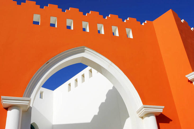 无人,宾馆,家,横图,室外,白天,仰视,度假,美景,门,城市风光,城市,酒店,非洲,埃及,阴影,光线,影子,柱子,房屋,墙,屋子,景观,娱乐,楼房,墙壁,墙面,住宅,蓝色,蓝天,天空,阳光,门框,天,享受,休闲,橙色,景色,放松,晴朗,旅社,万里无云,阿拉伯埃及共和国,金字塔之国,棉花之国,阿非利加洲,沙姆沙伊赫,沙尔姆谢赫,西奈半岛,晴空,晴空万里,彩图,低角度拍摄,房子,客店,客栈,旅店,旅馆,商旅