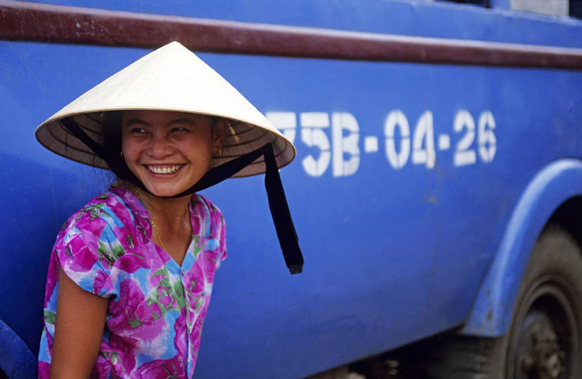 东方人,一个人,站,笑,微笑,露齿笑,横图,室外,白天,正面,汽车,帽子,亚洲,仅一个年轻女性,仅一个女性,仅一个人,一辆,一排,许多,阴影,服装,朦胧,模糊,整齐,光线,标志,数字,文字,影子,字符,很多,扭头,注视,休闲装,黄种人,标识,车,斗笠,排列,衣服,蓝色,阳光,交通工具,轿车,观察,看,站着,转头,休闲,休闲服,遮阳,阿拉伯数字,服饰,观看,察看,队列,关注,载具,一顶,笠帽,年轻女性,女人,女性,亚洲人,站立,半身,彩图,编结帽,箬笠,蔽雨