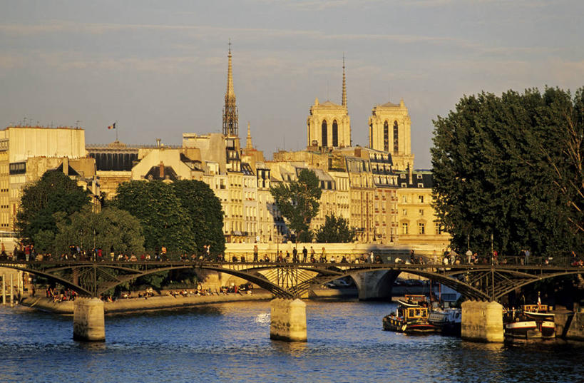 无人,家,教堂,横图,室外,白天,正面,旅游,度假,河流,名胜古迹,水,植物,标志建筑,地标,建筑,桥梁,法国,巴黎,巴黎圣母院,欧洲,波纹,节日,遗迹,时间,时钟,房屋,屋子,河水,水流,乌云,云,阴天,云朵,钟楼,桥,首都,计时,云彩,古迹,文化,文物,娱乐,建设,古建筑,石桥,楼房,拱桥,住宅,树,树木,绿色,水纹,天空,自然,钟表,波浪,天,祈祷,享受,休闲,健康,表,旅游胜地,放松,许愿,宗教,信仰,拱形,生长,成长,纪念,人行桥,哥特式,石拱桥,祈求,昏暗,基督教,阴沉,西欧,法兰西,塞纳河,信念,古文明,哥特式建筑,法兰西共和国,巴黎圣母院大教堂,法兰西第五共和国,塔钟,法兰西岛,法兰西岛大区,巴黎艺术桥,艺术桥,城岛,西岱岛,西堤岛,平安,钟,彩图,房子,大教堂,礼拜堂,斯德岛,西泰岛,巴黎省,巴黎市