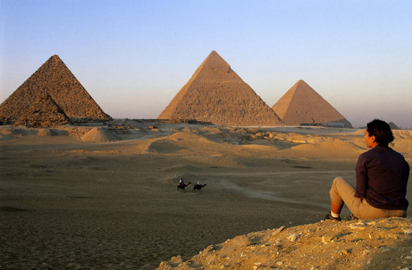 西方人,一个人,坐,横图,室外,白天,旅游,度假,名胜古迹,日落,沙漠,地标,欧洲,非洲,埃及,欧洲人,仅一个年轻女性,仅一个女性,仅一个人,行人,游客,游人,服装,遗迹,三角形,晚霞,霞光,落日,休闲装,古迹,历史,文物,娱乐,古建筑,路人,旅客,背面,衣服,黄昏,享受,休闲,休闲服,旅游胜地,彩霞,金字塔,放松,服饰,陵墓,古文明,吉萨,吉萨金字塔,胡夫金字塔,海夫拉金字塔,门卡乌拉金字塔,古代七大奇迹,阿拉伯埃及共和国,金字塔之国,棉花之国,古夫王金字塔,卡拉夫王金字塔,孟卡拉王金字塔,方锥形,阿非利加洲,夕照,薄暮,过客,年轻女性,女人,女性,白种人,大漠,砂漠,夕阳,坐着,彩图,全身,傍晚,斜阳,标志性建筑