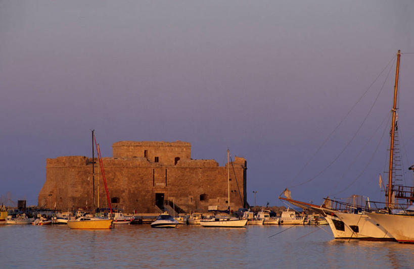 帆船,无人,码头,横图,室外,白天,正面,度假,海浪,海洋,美景,城市风光,城市,港口,船,塞浦路斯,亚洲,一排,许多,整齐,并列,并排,堡垒,城堡,墙,景观,浪花,乌云,云,阴天,云朵,褐色,很多,云彩,娱乐,墙壁,墙面,排列,天空,海水,交通工具,天,享受,休闲,景色,放松,昏暗,阴沉,要塞,队列,载具,西亚,平行,海景,游艇码头,塞浦路斯共和国,设防,帕福斯,大海,风浪,海,海水的波动,近岸浪,涌浪,彩图,摆渡口,埠头,渡口,渡头,港湾,海港,口岸