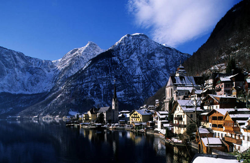 无人,家,横图,室外,白天,正面,旅游,度假,湖,湖泊,美景,山,水,雪,雪山,大雪,奥地利,欧洲,阴影,光线,影子,房屋,墙,屋顶,屋子,冰,湖面,积雪,景观,山峰,水流,水面,雪景,云,云朵,冬季,冬天,褐色,山峦,云彩,顶棚,娱乐,楼房,墙壁,墙面,住宅,蓝色,白云,倒影,蓝天,天空,阳光,自然,湖水,天,享受,休闲,景色,放松,寒冷,晴朗,冰冷,倒映,自然风光,中欧,严寒,奥地利共和国,冰凉,酷寒,凛冽,凛凛,极冷,反照,上奥地利,上奥地利州,哈尔施塔特,哈尔斯塔特,晴空,彩图,房子