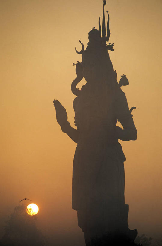 一个人,无人,站,竖图,室外,白天,正面,旅游,度假,名胜古迹,日落,太阳,标志建筑,地标,建筑,雕塑,印度,亚洲,仅一个年轻女性,仅一个女性,仅一个人,遗迹,艺术,装饰,雕刻,雕像,晚霞,霞光,落日,首都,背光,古迹,文物,娱乐,建设,古建筑,一个,黄昏,工艺品,站着,享受,休闲,旅游胜地,彩霞,放松,单个,纪念,美术,主题,南亚,逆光,陈列,古文明,新德里,印度共和国,功能,美学,夕照,薄暮,德里,年轻女性,女人,女性,亚洲人,印度人,夕阳,站立,半身,彩图,傍晚,德里国家首都辖区,斜阳,拟人