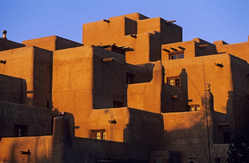 无人,宾馆,横图,室外,白天,正面,度假,美景,城市风光,城市,酒店,美国,阴影,光线,影子,墙,景观,褐色,娱乐,墙壁,墙面,蓝色,蓝天,天空,阳光,天,享受,休闲,景色,放松,晴朗,旅社,北美,北美洲,美洲,新墨西哥,万里无云,首府,新墨西哥州,北亚美利加洲,亚美利加洲,迷人之地,迷人之州,圣达菲,圣塔菲,桑塔菲,晴空,晴空万里,彩图,客店,客栈,旅店,旅馆,美利坚合众国,商旅