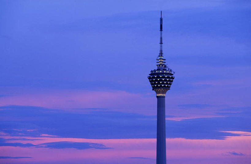 无人,横图,室外,白天,正面,旅游,度假,日落,窗户,标志建筑,地标,建筑,马来西亚,亚洲,许多,环绕,围绕,晚霞,霞光,落日,塔,首都,很多,环抱,娱乐,建设,玻璃窗,黄昏,享受,休闲,旅游胜地,彩霞,放松,东南亚,吉隆坡,萦绕,夕照,薄暮,马来西亚联邦,吉隆坡塔,夕阳,彩图,傍晚,斜阳