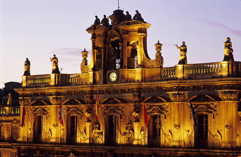 无人,栏杆,横图,室外,白天,正面,旅游,度假,名胜古迹,日落,标志建筑,地标,建筑,雕塑,西班牙,欧洲,遗迹,艺术,装饰,雕刻,雕像,堡垒,城堡,墙,晚霞,霞光,落日,围栏,首都,古迹,文物,娱乐,建设,古建筑,护栏,马约尔广场,墙壁,墙面,灰色,黄昏,工艺品,享受,休闲,马德里,旅游胜地,彩霞,放松,纪念,美术,要塞,南欧,主题,陈列,古文明,西班牙王国,功能,美学,马德里自治区,夕照,薄暮,设防,夕阳,彩图,傍晚,斜阳