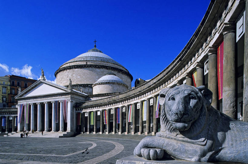 无人,广场,教堂,横图,室外,白天,正面,旅游,度假,名胜古迹,标志建筑,地标,建筑,哺乳动物,野生动物,狮子,雕塑,意大利,欧洲,一排,许多,阴影,节日,遗迹,艺术,整齐,装饰,光线,雕刻,雕像,影子,柱子,云,云朵,很多,云彩,古迹,文化,文物,娱乐,建设,古建筑,排列,一个,蓝色,白云,蓝天,天空,阳光,动物,工艺品,天,祈祷,享受,休闲,健康,旅游胜地,放松,许愿,宗教,信仰,晴朗,单个,纪念,祈求,美术,队列,南欧,主题,凶猛,陈列,信念,古文明,意大利共和国,首府,那不勒斯,坎帕尼亚,功能,美学,拿坡里,坎帕尼亚大区,残暴,平安,凶残,晴空,彩图,大教堂,礼拜堂,平民表决广场,保罗圣芳济教堂