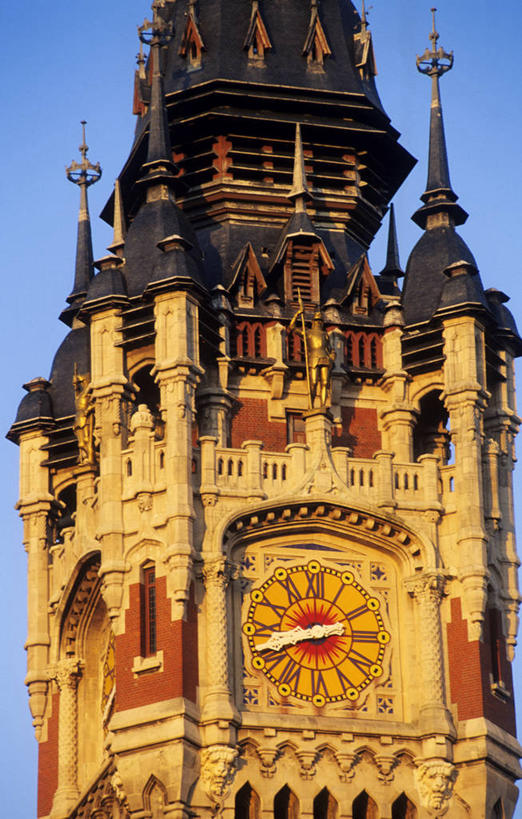 无人,竖图,室外,白天,仰视,度假,美景,城市风光,城市,法国,欧洲,阴影,时间,光线,时钟,影子,柱子,墙,屋顶,景观,钟楼,计时,顶棚,娱乐,墙壁,墙面,蓝色,灰色,蓝天,天空,阳光,钟表,天,享受,休闲,表,景色,放松,晴朗,西欧,法兰西,万里无云,法兰西共和国,法兰西第五共和国,塔钟,北部.加来海峡,北部.加来海峡大区,诺尔.加莱大区,加来,加来海峡省,钟,晴空,晴空万里,彩图,低角度拍摄,加莱