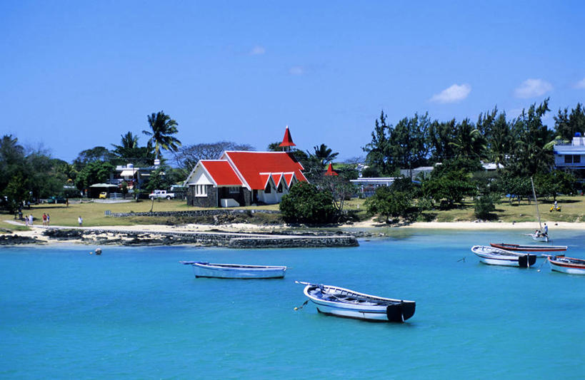 无人,家,横图,室外,白天,正面,旅游,度假,草地,草坪,海浪,海洋,美景,沙滩,植物,船,非洲,路易港,毛里求斯,阴影,波纹,飞溅,溅,光线,沙子,液体,影子,房屋,屋顶,屋子,海岸,景观,浪花,水滴,云,云朵,木船,沙地,首都,两艘,云彩,顶棚,娱乐,楼房,住宅,水珠,草,树,树木,红色,蓝色,绿色,白云,蓝天,水纹,天空,阳光,自然,海水,船尾波,交通工具,波浪,天,享受,休闲,景色,放松,生长,晴朗,成长,舟,喷洒,自然风光,载具,海景,阿非利加洲,毛里求斯共和国,大湾,大海,风浪,海,海水的波动,海滩,近岸浪,涌浪,晴空,彩图,房子