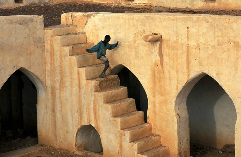 西方人,儿童,一个人,家,走,横图,俯视,室外,白天,度假,纯洁,美景,楼梯,门,城市风光,城市,欧洲,非洲,毛里塔尼亚,黑人,欧洲人,仅一个男性,仅一个人,阴影,服装,光线,影子,房屋,阶梯,墙,屋子,景观,褐色,休闲装,娱乐,楼房,墙壁,墙面,台阶,住宅,小孩,衣服,阳光,门框,仅一个小孩,享受,休闲,休闲服,景色,放松,可爱,童年,童趣,服饰,童真,烂漫,无邪,阿非利加洲,毛里塔尼亚共和国,西非,天真,男孩,男人,男性,非洲人,孩子,步行,散步,走路,彩图,高角度拍摄,全身,房子,阿德拉尔省,欣盖提,男生