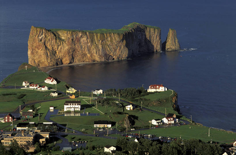 无人,家,横图,俯视,室外,白天,旅游,度假,草地,草坪,海浪,海洋,石头,美景,植物,加拿大,阴影,光线,石子,影子,房屋,墙,屋顶,屋子,景观,浪花,悬崖,顶棚,娱乐,楼房,墙壁,墙面,住宅,草,树,树木,绿色,白色,阳光,自然,海水,享受,休闲,景色,放松,生长,成长,北美,北美洲,自然风光,美洲,海景,北亚美利加洲,亚美利加洲,绝壁,加斯佩半岛,魁北克省,大海,风浪,海,海水的波动,近岸浪,石块,岩石,涌浪,彩图,高角度拍摄,房子,古壁省,魁省