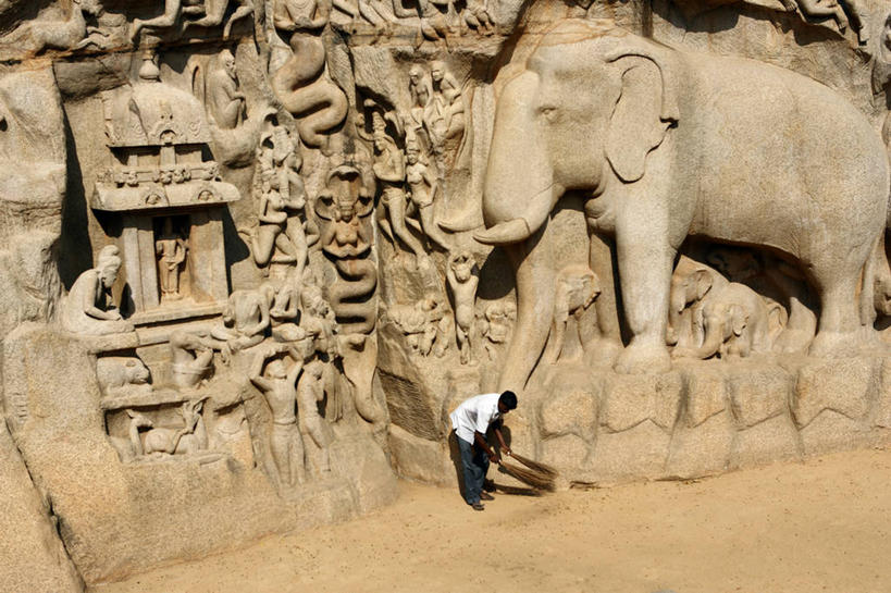 一个人,站,横图,室外,白天,正面,旅游,度假,名胜古迹,标志建筑,地标,建筑,哺乳动物,大象,野生动物,雕塑,印度,亚洲,仅一个男性,仅一个人,弯腰,握,阴影,服装,遗迹,艺术,装饰,光线,雕刻,雕像,工具,扫帚,影子,注视,休闲装,古迹,文物,娱乐,建设,古建筑,仅一个年轻男性,一个,衣服,阳光,动物,工艺品,低头,观察,看,清洁,站着,享受,休闲,休闲服,旅游胜地,放松,握着,服饰,单个,观看,纪念,扫把,美术,察看,卫生,关注,主题,南亚,保洁,陈列,古文明,笤帚,印度共和国,功能,美学,弯身,垂头,泰米尔纳德邦,泰米尔纳德,马哈巴利普兰城,七寺城,男人,男性,年轻男性,亚洲人,印度人,象,站立,彩图,全身