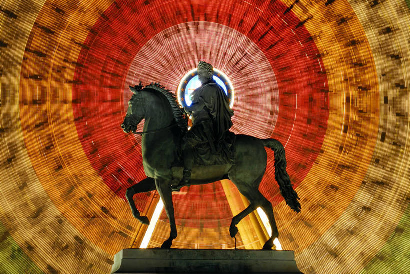 西方人,一个人,无人,坐,横图,彩色,室外,夜晚,正面,度假,游戏,美景,城市风光,城市,霓虹灯,夜景,马,野生动物,雕塑,法国,欧洲,欧洲人,仅一个男性,仅一个人,阴影,艺术,装饰,光线,雕刻,雕像,影子,景观,摩天轮,灯光,七彩,玩,娱乐,光源,霓虹,灯,仅一个年轻男性,一个,动物,工艺品,享受,休闲,景色,放松,运输,游乐设施,牲畜,单个,活动,纪念,美术,照明设备,西欧,发泄,消遣,智力,法兰西,主题,陈列,法兰西共和国,首府,费里斯大转轮,功能,美学,氖灯,里昂,宣泄,法兰西第五共和国,游艺设施,罗讷省,男人,男性,年轻男性,白种人,玩耍,嬉戏,坐着,彩图,全身,白莱果广场,罗讷.阿尔卑斯,罗讷.阿尔卑斯大区,拟人