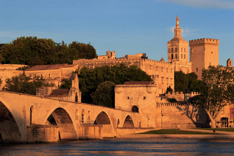 无人,家,教堂,宫殿,横图,室外,白天,正面,旅游,度假,河流,名胜古迹,水,植物,标志建筑,地标,建筑,桥梁,法国,欧洲,阴影,节日,遗迹,时间,光线,时钟,影子,房屋,墙,屋子,河水,水流,云,云朵,钟楼,桥,计时,云彩,古迹,文化,文物,娱乐,建设,古建筑,石桥,楼房,拱桥,墙壁,墙面,住宅,树,树木,蓝色,绿色,灰色,白云,蓝天,天空,阳光,自然,钟表,天,祈祷,享受,休闲,健康,表,旅游胜地,放松,许愿,宗教,信仰,拱形,生长,晴朗,成长,纪念,人行桥,哥特式,石拱桥,祈求,西欧,沃克吕兹省,法兰西,信念,古文明,阿维尼翁,法兰西共和国,法兰西第五共和国,塔钟,普罗旺斯.阿尔卑斯.蓝色海岸,普罗旺斯.阿尔卑斯.蓝色海岸大区,教皇宫,平安,钟,晴空,彩图,房子,大教堂,皇宫,礼拜堂,阿维尼翁主教座堂