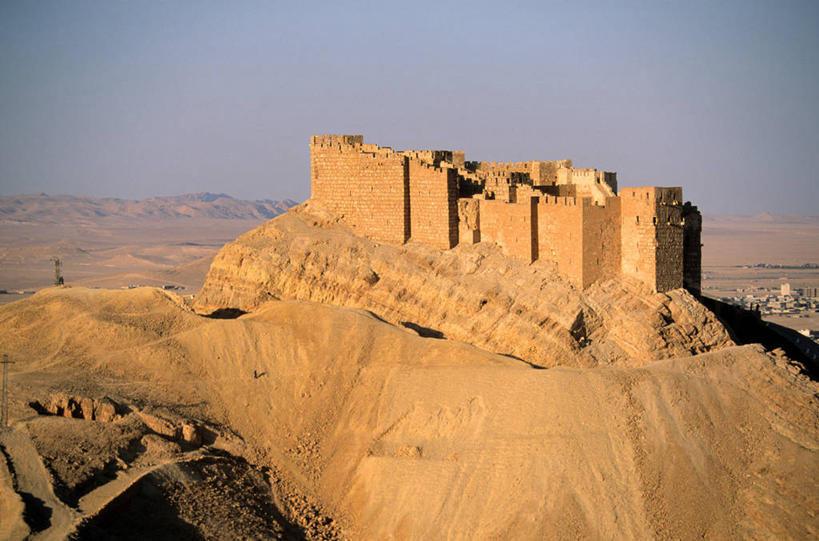 无人,横图,俯视,航拍,室外,白天,旅游,度假,名胜古迹,沙漠,标志建筑,地标,建筑,叙利亚,亚洲,阴影,破旧,遗迹,陈旧,光线,影子,堡垒,城堡,墙,悬崖,褐色,古迹,文物,娱乐,建设,古建筑,墙壁,墙面,蓝色,蓝天,天空,阳光,天,享受,休闲,旅游胜地,放松,晴朗,要塞,鸟瞰,残破,西亚,古文明,万里无云,绝壁,阿拉伯叙利亚共和国,巴尔米拉,设防,巴尔米拉古城,巴尔米拉遗址,大漠,砂漠,晴空,晴空万里,彩图,高角度拍摄