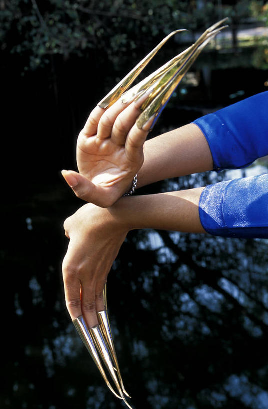 东方人,手,一个人,竖图,室外,特写,白天,正面,民族服装,亚洲,双手,仅一个年轻女性,仅一个女性,仅一个人,阴影,朦胧,模糊,光线,影子,黄种人,蓝色,阳光,手部,金色,美甲,假指甲,年轻女性,女人,女性,亚洲人,半身,彩图,传统服装,民俗服,贴片指甲,贴片甲,水晶甲