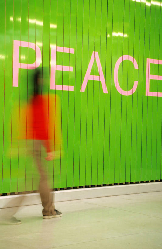 西方人,一个人,商店,走,竖图,室外,白天,侧面,度假,美景,窗户,落地窗,城市风光,城市,橱窗,比利时,欧洲,欧洲人,仅一个男性,仅一个人,五个,一排,许多,阴影,服装,朦胧,模糊,整齐,光线,英文,标志,文字,影子,字符,字母,景观,灯光,休闲装,娱乐,标识,商铺,玻璃窗,排列,仅一个年轻男性,衣服,红色,绿色,享受,休闲,休闲服,景色,放松,服饰,英文字母,西欧,队列,玻璃橱窗,比利时王国,市肆,商号,弗拉芒.布拉班特省,弗拉芒大区,男人,男性,年轻男性,白种人,步行,散步,走路,彩图,全身,店铺,安特卫普省