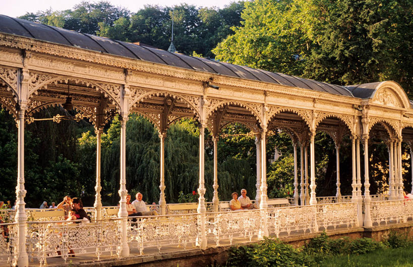 西方人,栏杆,站,横图,室外,白天,正面,度假,草地,草坪,美景,植物,城市风光,城市,欧洲,捷克,欧洲人,五个人,一排,许多,行人,游客,游人,阴影,服装,整齐,并列,并排,光线,影子,柱子,景观,围栏,走道,走廊,过道,很多,许多人,休闲装,娱乐,护栏,路人,旅客,草,树,树木,排列,衣服,绿色,阳光,自然,站着,一群人,享受,休闲,休闲服,景色,放松,服饰,生长,成长,队列,平行,中欧,捷克共和国,首府,波西米亚,过客,男人,男性,年轻男性,年轻女性,女人,女性,白种人,站立,彩图,全身,卡尔斯巴德,卡罗维发利,卡罗维发利州