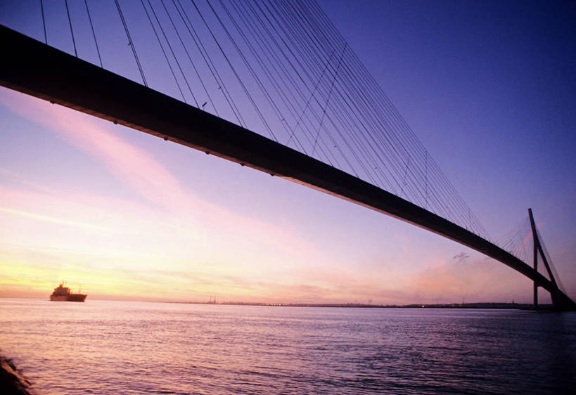 无人,横图,室外,白天,仰视,度假,海浪,海洋,美景,日落,城市风光,城市,大桥,道路,路,轮船,桥梁,公路,船,法国,欧洲,一艘,波纹,飞溅,溅,液体,景观,浪花,水滴,晚霞,霞光,落日,斜拉桥,桥,交通,背光,娱乐,水珠,水纹,海水,黄昏,船尾波,交通工具,波浪,享受,休闲,景色,彩霞,放松,西欧,喷洒,法兰西,载具,逆光,海景,法兰西共和国,法兰西第五共和国,夕照,薄暮,斜张桥,下诺曼底,下诺曼底大区,卡尔瓦多斯省,大海,风浪,海,海水的波动,近岸浪,涌浪,夕阳,马路,彩图,低角度拍摄,傍晚,诺曼底大桥,斜阳