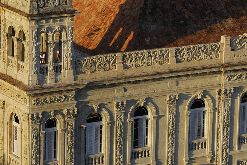 无人,栏杆,横图,俯视,室外,白天,旅游,度假,名胜古迹,窗户,标志建筑,地标,建筑,雕塑,古巴,五个,一排,许多,阴影,遗迹,艺术,整齐,装饰,光线,雕刻,雕像,影子,柱子,堡垒,城堡,墙,围栏,首都,古迹,文物,娱乐,建设,古建筑,护栏,玻璃窗,墙壁,墙面,排列,灰色,阳光,工艺品,享受,休闲,旅游胜地,放松,纪念,美术,北美,北美洲,要塞,队列,主题,美洲,陈列,古文明,哈瓦那,功能,美学,北亚美利加洲,亚美利加洲,古巴共和国,设防,彩图,高角度拍摄,普拉多大道,哈瓦那市,夏湾拿