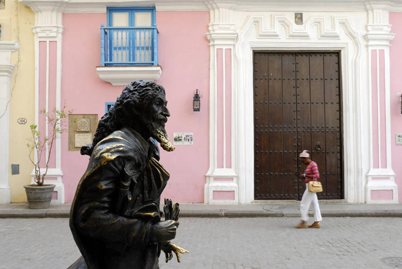 西方人,一个人,家,走,横图,室外,白天,侧面,度假,美景,窗户,门,城市风光,城市,雕塑,古巴,欧洲,欧洲人,仅一个年轻女性,仅一个女性,仅一个人,行人,游客,游人,阴影,服装,艺术,装饰,光线,木制,雕刻,雕像,影子,房屋,墙,屋子,景观,首都,休闲装,娱乐,楼房,路人,旅客,玻璃窗,墙壁,墙面,住宅,一个,衣服,粉色,阳光,木制品,工艺品,门框,享受,休闲,休闲服,景色,放松,服饰,单个,纪念,美术,北美,北美洲,主题,美洲,陈列,哈瓦那,功能,美学,北亚美利加洲,亚美利加洲,古巴共和国,过客,年轻女性,女人,女性,白种人,步行,散步,走路,彩图,全身,房子,哈瓦那市,夏湾拿,拟人,哈瓦那旧城