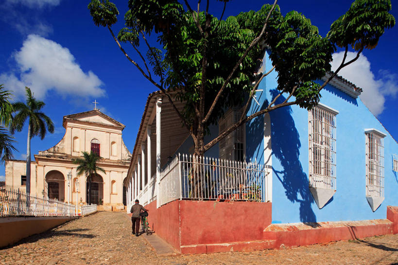 西方人,一个人,家,栏杆,站,横图,室外,白天,旅游,度假,植物,窗户,门,标志建筑,道路,地标,建筑,路,自行车,西班牙,欧洲,欧洲人,仅一个男性,仅一个人,一辆,行人,游客,游人,握,阴影,服装,光线,影子,柱子,房屋,墙,屋子,云,云朵,围栏,小路,交通,首都,云彩,休闲装,娱乐,建设,护栏,楼房,马约尔广场,路人,旅客,玻璃窗,墙壁,墙面,住宅,车,脚踏车,树,树木,仅一个年轻男性,背面,衣服,蓝色,绿色,白云,蓝天,天空,阳光,自然,门框,交通工具,天,站着,享受,休闲,休闲服,马德里,旅游胜地,放松,握着,服饰,生长,晴朗,成长,南欧,载具,西班牙王国,马德里自治区,过客,男人,男性,年轻男性,白种人,晴空,站立,彩图,全身,房子