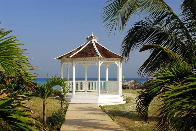 无人,栏杆,横图,室外,白天,正面,旅游,度假,草地,草坪,海浪,海洋,美景,植物,道路,建筑,路,古巴,阴影,光线,瓦片,影子,柱子,亭子,屋顶,景观,浪花,围栏,小路,褐色,交通,首都,顶棚,瓦,娱乐,护栏,草,树,树木,蓝色,绿色,白色,蓝天,天空,阳光,自然,海水,凉亭,天,享受,休闲,景色,放松,建造,生长,晴朗,成长,北美,北美洲,自然风光,美洲,海景,哈瓦那,屋瓦,万里无云,北亚美利加洲,亚美利加洲,古巴共和国,大海,风浪,海,海水的波动,近岸浪,涌浪,晴空,晴空万里,彩图,巴拉德罗,哈瓦那市,夏湾拿