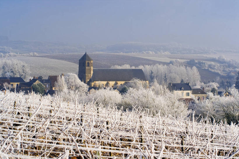 无人,教堂,横图,室外,白天,正面,旅游,度假,名胜古迹,标志建筑,地标,建筑,法国,欧洲,阴影,节日,遗迹,时间,光线,时钟,影子,屋顶,冰,冬季,冬天,钟楼,计时,顶棚,古迹,文化,文物,娱乐,建设,古建筑,蓝色,蓝天,天空,阳光,钟表,天,祈祷,享受,休闲,健康,表,旅游胜地,放松,寒冷,许愿,宗教,信仰,晴朗,纪念,祈求,冰冷,西欧,法兰西,雾凇,信念,古文明,万里无云,法兰西共和国,法兰西第五共和国,严寒,塔钟,冰凉,酷寒,凛冽,凛凛,极冷,树挂,谢尔省,中央大区,平安,钟,晴空,晴空万里,彩图,大教堂,礼拜堂,默内图萨隆