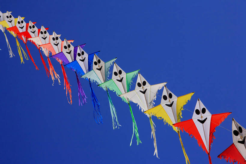 无人,横图,室外,特写,白天,仰视,法国,欧洲,一排,许多,阴影,整齐,光线,影子,很多,排列,蓝色,蓝天,天空,阳光,风筝,天,放风筝,晴朗,纸鸢,西欧,队列,法兰西,放鹞子,鹞,鹞子,鸢,木鸢,万里无云,法兰西共和国,法兰西第五共和国,加来海峡省,晴空,晴空万里,彩图,低角度拍摄,蒙特勒伊区,贝尔克