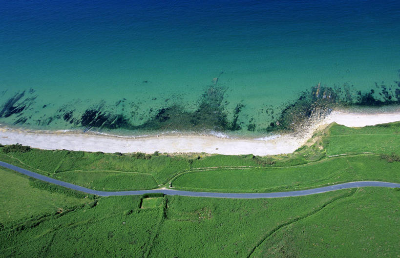 无人,横图,俯视,航拍,室外,白天,旅游,度假,草地,草坪,海浪,海洋,美景,沙滩,植物,法国,欧洲,阴影,光线,沙子,影子,海岸,景观,浪花,沙地,娱乐,草,绿色,阳光,自然,海水,享受,休闲,景色,放松,西欧,鸟瞰,法兰西,自然风光,海景,法兰西共和国,法兰西第五共和国,下诺曼底,下诺曼底大区,芒什省,大海,风浪,海,海水的波动,海滩,近岸浪,涌浪,彩图,高角度拍摄,科唐坦半岛