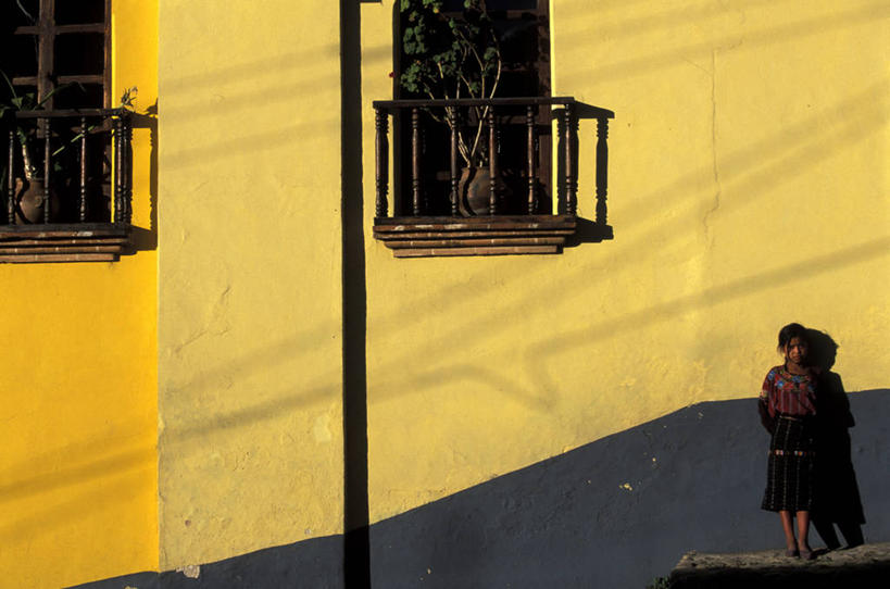 西方人,一个人,家,栏杆,站,横图,室外,白天,正面,度假,美景,日落,窗户,城市风光,城市,欧洲,危地马拉,欧洲人,仅一个年轻女性,仅一个女性,仅一个人,行人,游客,游人,服装,房屋,墙,屋子,景观,晚霞,霞光,落日,围栏,休闲装,娱乐,护栏,楼房,路人,旅客,玻璃窗,墙壁,墙面,住宅,两个,衣服,灰色,黄昏,站着,享受,休闲,休闲服,景色,彩霞,放松,服饰,北美,北美洲,美洲,北亚美利加洲,亚美利加洲,危地马拉共和国,瓜地马拉,夕照,薄暮,过客,奇奇卡斯德南哥,基切省,年轻女性,女人,女性,白种人,夕阳,站立,彩图,全身,傍晚,房子,斜阳