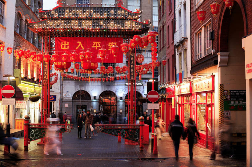 西方人,背部,家,商店,走,横图,彩色,室外,白天,正面,度假,美景,日落,窗户,门,城市风光,城市,道路,路,霓虹灯,英国,欧洲,伦敦,欧洲人,行人,游客,游人,服装,房屋,墙,屋子,景观,晚霞,霞光,落日,小路,灯光,七彩,交通,首都,许多人,休闲装,娱乐,光源,商铺,楼房,霓虹,路人,旅客,玻璃窗,墙壁,墙面,住宅,灯,衣服,灰色,黄昏,门框,一群人,享受,休闲,休闲服,景色,彩霞,放松,服饰,照明设备,西欧,大不列颠,威斯敏斯特市,中国城,大不列颠及北爱尔兰联合王国,氖灯,市肆,商号,雾都,夕照,薄暮,过客,伦敦唐人街,苏活区,索霍区,男人,男性,年轻男性,年轻女性,女人,女性,白种人,夕阳,步行,散步,走路,彩图,全身,傍晚,房子,店铺,大不列颠王国,大英帝国,联合王国,日不落帝国,斜阳