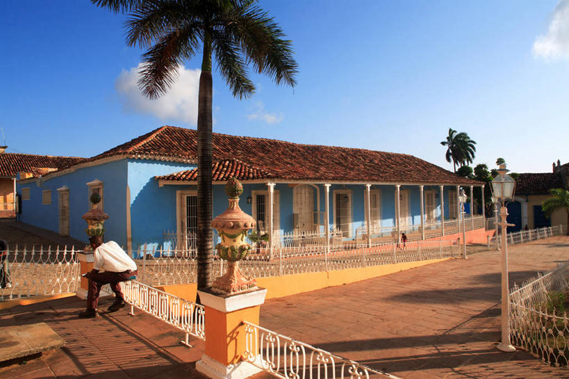 西方人,一个人,家,栏杆,坐,横图,俯视,室外,白天,度假,美景,植物,城市风光,城市,道路,建筑,路,棕榈树,叶子,西班牙,欧洲,欧洲人,仅一个男性,仅一个人,一排,许多,行人,游客,游人,阴影,服装,整齐,光线,瓦片,影子,柱子,房屋,墙,屋顶,屋子,景观,云,云朵,围栏,小路,绿叶,交通,首都,很多,云彩,顶棚,瓦,休闲装,娱乐,护栏,楼房,马约尔广场,路人,旅客,墙壁,墙面,住宅,树,树木,排列,仅一个年轻男性,衣服,蓝色,绿色,白云,蓝天,天空,阳光,自然,天,享受,休闲,休闲服,马德里,嫩叶,景色,放松,建造,服饰,生长,晴朗,成长,队列,南欧,棕榈叶,屋瓦,西班牙王国,马德里自治区,过客,男人,男性,年轻男性,白种人,叶,叶片,晴空,棕树,棕榈,坐着,彩图,高角度拍摄,全身,房子