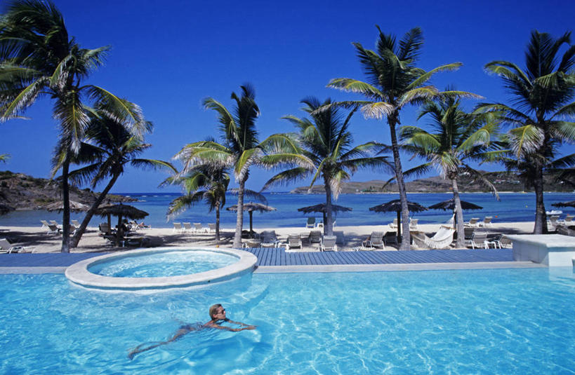 游泳,西方人,一个人,游泳池,宾馆,横图,俯视,室外,白天,泳装,比基尼,度假,美景,水,植物,城市风光,城市,酒店,棕榈树,叶子,欧洲,欧洲人,仅一个年轻女性,仅一个女性,仅一个人,阴影,波纹,光线,影子,景观,水池,水面,绿叶,娱乐,泳池,树,树木,蓝色,绿色,蓝天,水纹,天空,阳光,自然,波浪,天,享受,休闲,嫩叶,景色,南美,放松,生长,晴朗,成长,旅社,南美洲,西印度群岛,拉丁美洲,美洲,棕榈叶,万里无云,亚美利加洲,南亚美利加洲,泅水,加勒比群岛,小安的列斯群岛,圣巴泰勒米岛,拍浮,安的列斯群岛,年轻女性,女人,女性,白种人,叶,叶片,晴空,晴空万里,棕树,棕榈,彩图,高角度拍摄,全身,三点式,泳衣,客店,客栈,旅店,旅馆,商旅,圣巴泰勒米