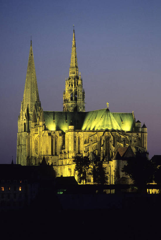 无人,教堂,竖图,室外,夜晚,正面,旅游,度假,名胜古迹,植物,标志建筑,地标,建筑,法国,欧洲,阴影,节日,遗迹,时间,光线,时钟,影子,墙,屋顶,钟楼,灯光,背光,计时,顶棚,古迹,文化,文物,娱乐,建设,古建筑,墙壁,墙面,树,树木,绿色,灰色,自然,钟表,祈祷,享受,休闲,健康,表,旅游胜地,放松,许愿,宗教,信仰,生长,成长,纪念,祈求,西欧,法兰西,逆光,信念,古文明,法兰西共和国,法兰西第五共和国,塔钟,厄尔.卢瓦尔省,沙特尔,沙特尔大教堂,沙特尔圣母大教堂,夏特尔大教堂,平安,钟,彩图,大教堂,礼拜堂