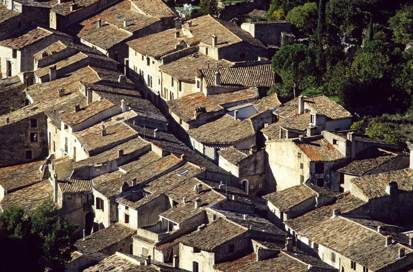 无人,家,横图,俯视,航拍,室外,白天,旅游,度假,美景,植物,城市风光,城市,建筑,法国,欧洲,阴影,光线,影子,房屋,墙,屋顶,屋子,景观,公寓,建筑群,褐色,顶棚,娱乐,建设,洋房,楼房,墙壁,墙面,住宅,树,树木,绿色,白色,阳光,自然,享受,休闲,景色,放松,生长,成长,西欧,鸟瞰,法兰西,法兰西共和国,法兰西第五共和国,埃罗,朗格多克.鲁西永,埃罗省,朗格多克.鲁西永大区,彩图,高角度拍摄,房子,洛代夫区,圣吉扬莱代塞尔