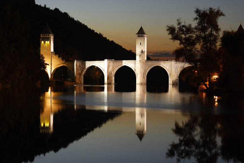 无人,横图,室外,白天,正面,度假,河流,美景,日落,山,山脉,水,植物,城市风光,城市,桥梁,法国,欧洲,河水,景观,山峰,水流,晚霞,霞光,落日,塔,桥,山峦,娱乐,石桥,拱桥,树,树木,绿色,倒影,自然,黄昏,群山,享受,休闲,景色,彩霞,放松,拱形,生长,成长,人行桥,石拱桥,倒映,西欧,法兰西,法兰西共和国,首府,法兰西第五共和国,夕照,反照,薄暮,南部.比利牛斯,洛特省,南部.比利牛斯大区,卡奥尔,夕阳,彩图,傍晚,斜阳