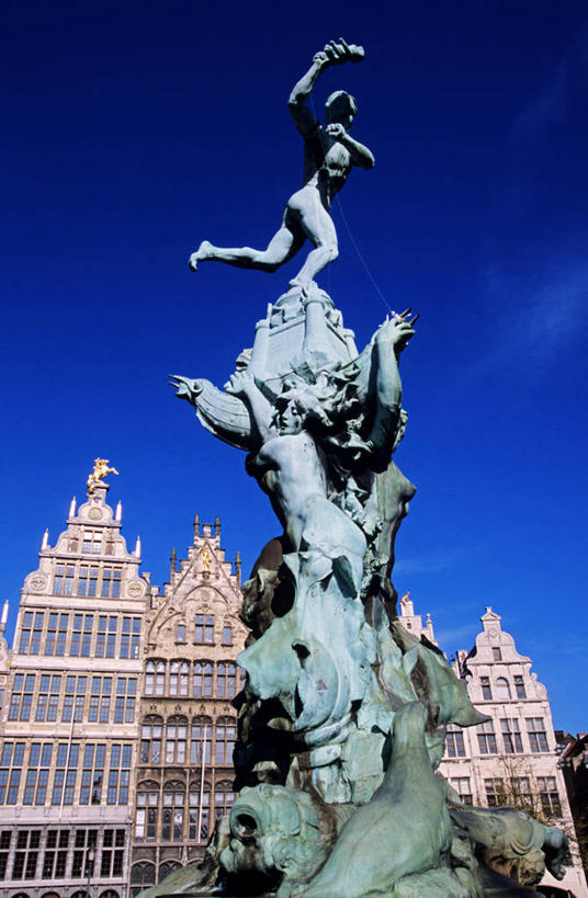 西方人,一个人,无人,家,站,竖图,室外,白天,仰视,度假,美景,城市风光,城市,喷泉,雕塑,比利时,欧洲,欧洲人,仅一个年轻女性,仅一个女性,仅一个人,阴影,艺术,装饰,光线,雕刻,雕像,影子,房屋,墙,屋子,景观,云,云朵,云彩,文化,娱乐,楼房,墙壁,墙面,住宅,一个,蓝色,灰色,白云,蓝天,天空,阳光,工艺品,天,品味,站着,享受,休闲,景色,放松,晴朗,单个,纪念,美术,西欧,主题,水景,陈列,功能,美学,美观,比利时王国,弗拉芒.布拉班特省,弗拉芒大区,年轻女性,女人,女性,白种人,设计,晴空,站立,彩图,低角度拍摄,全身,房子,安特卫普省,拟人